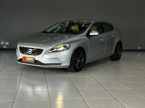 VOLVO V40 2.0 T4 DYNAMIC TURBO GASOLINA 4P AUTOMÁTICO VOLVO V40 2.0 T4 DYNAMIC TURBO GASOLINA 4P AUTOMÁTICO